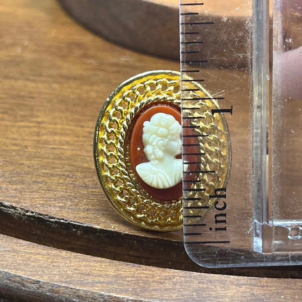 Vtg Gold Tone Filigree Carnelian Color Cream Cameo Adjustable Victorian Ring